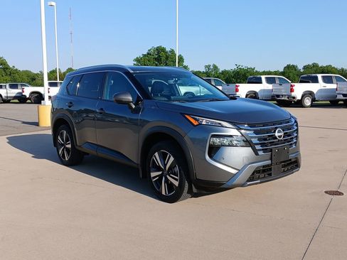 Used 2024 Nissan Rogue SL FWD image 2