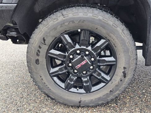 Used 2025 GMC Sierra 2500 AT4 w/ Technology Package image 8