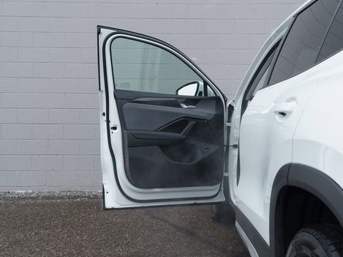 Used 2025 Volkswagen Tiguan SE w/ Panoramic Sunroof Package image 15