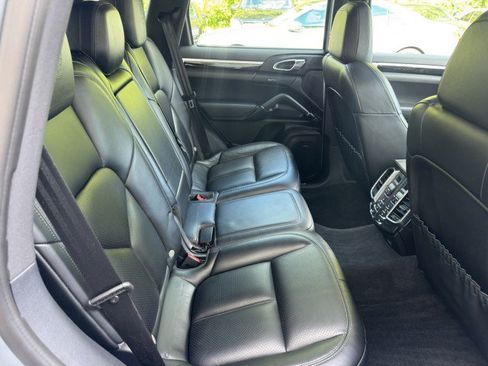Used 2018 Porsche Cayenne Platinum Edition w/ Premium Package Plus AWD/4WD image 40