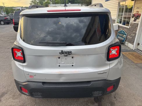 Used 2017 Jeep Renegade Latitude AWD/4WD image 9