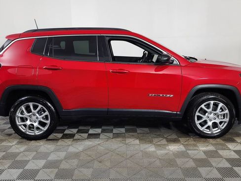 Used 2024 Jeep Compass Latitude image 8