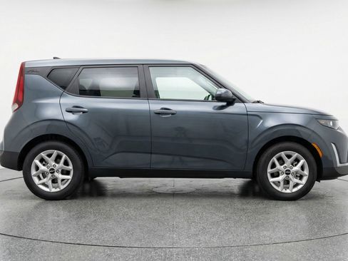 Used 2025 Kia Soul LX w/ LX Technology Package FWD image 11