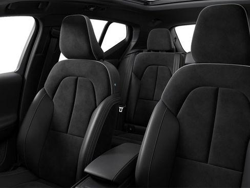 Certified 2025 Volvo XC40 B5 Plus image 5