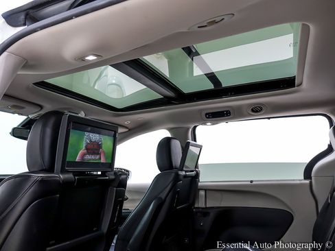 Used 2018 Chrysler Pacifica Limited image 18