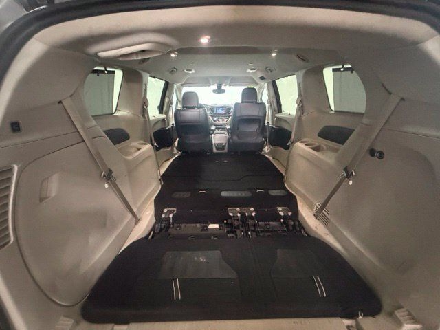 Used 2020 Chrysler Pacifica Touring-L FWD image 10