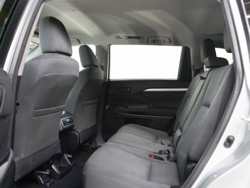 Used 2017 Toyota Highlander LE AWD/4WD image 18