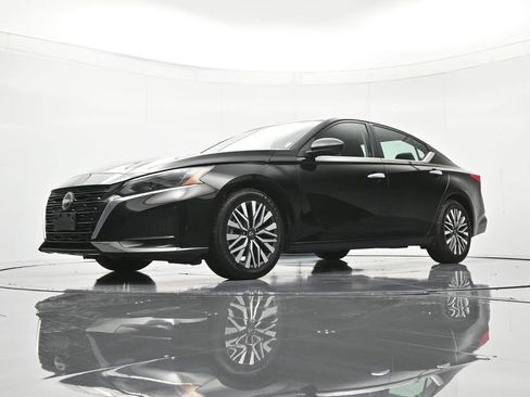 Used 2024 Nissan Altima 2.5 SV FWD image 35