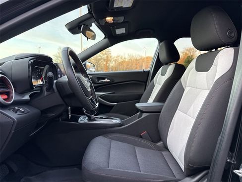 Used 2024 Chevrolet Trax RS w/ Driver Confidence Package image 17