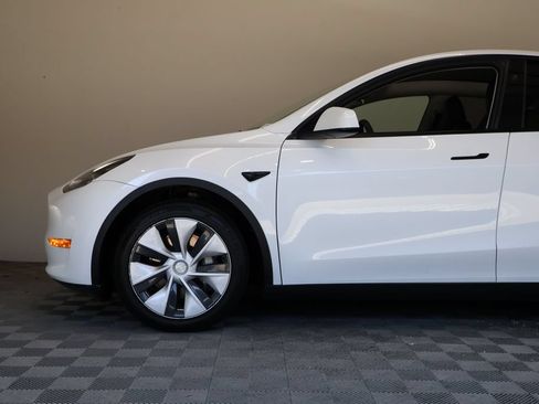 Used 2024 Tesla Model Y Long Range AWD/4WD image 8