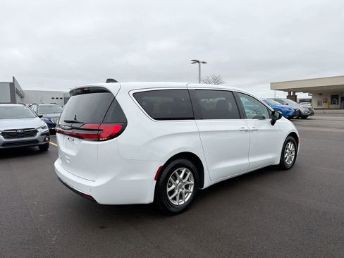Used 2024 Chrysler Pacifica Touring-L FWD image 13