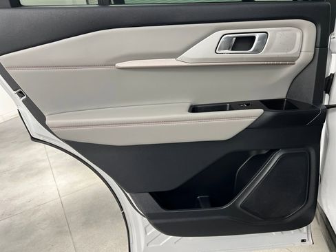 Used 2025 Ford Explorer Active w/ Active Comfort Package image 16