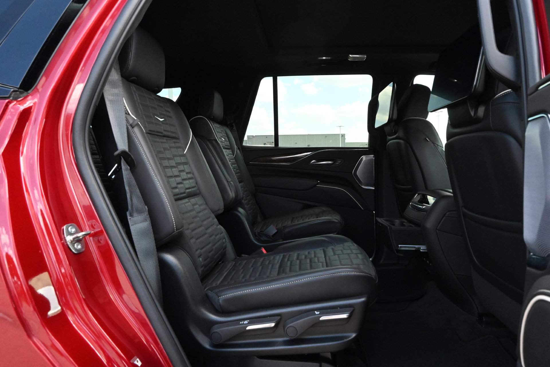 Used 2024 Cadillac Escalade Sport Platinum w/ LPO, ONYX Package AWD/4WD image 23