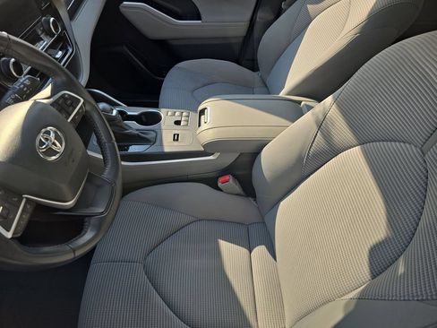 Used 2023 Toyota Highlander LE FWD image 18