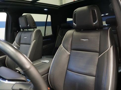 Certified 2025 Cadillac Escalade Premium Luxury AWD/4WD image 19
