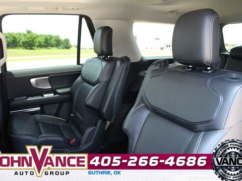 Used 2025 Ford Expedition Platinum AWD/4WD image 23