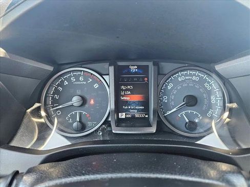 Used 2022 Toyota Tacoma TRD Off-Road w/ TRD Premium Off Road Package AWD/4WD image 10