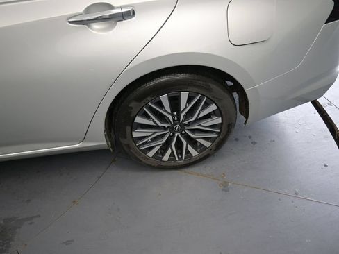 Used 2024 Nissan Altima 2.5 SV FWD image 17