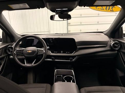 Used 2025 Chevrolet Equinox LT AWD/4WD image 13