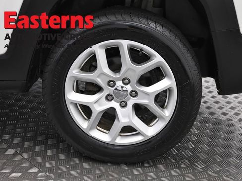 Used 2017 Jeep Renegade Latitude w/ Cold Weather Group AWD/4WD image 35