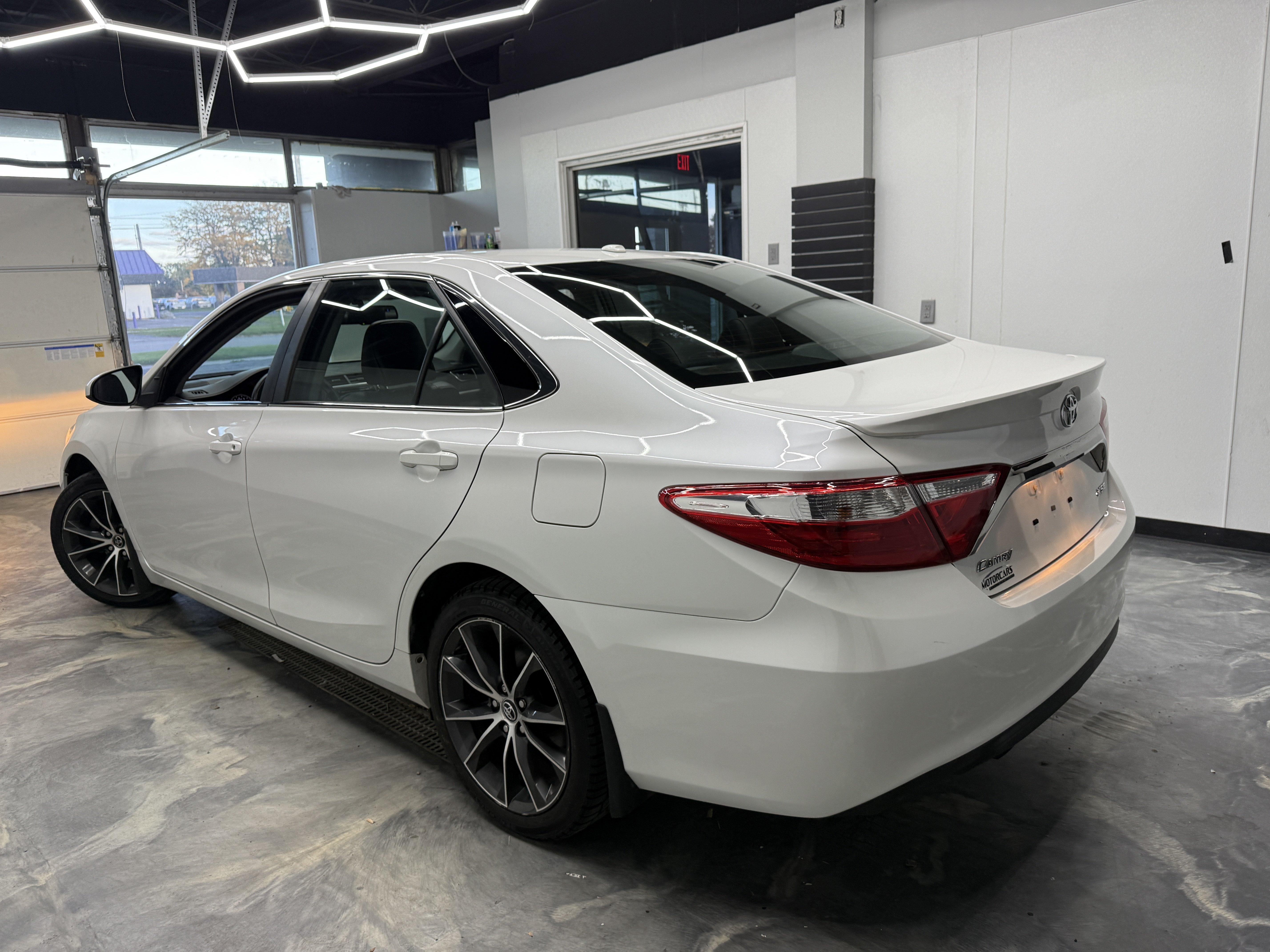 Used 2017 Toyota Camry XSE FWD image 3
