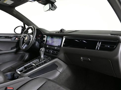 Certified 2021 Porsche Macan image 17