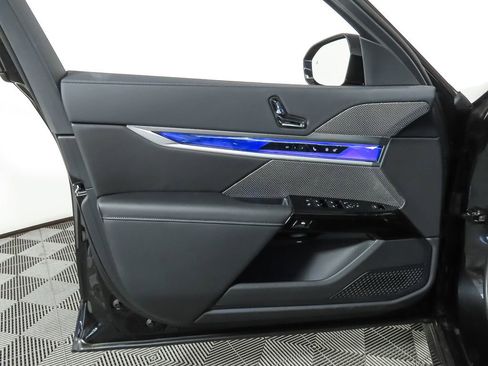 Used 2025 BMW i7 eDrive50 w/ M Sport Package RWD image 11