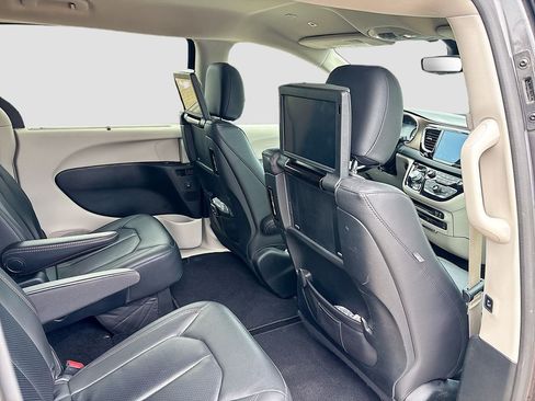 Used 2019 Chrysler Pacifica Touring-L Plus w/ Advanced Safetytec Group FWD image 25