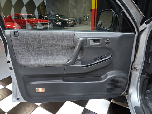 Used 2002 Isuzu Rodeo Sport RWD image 95