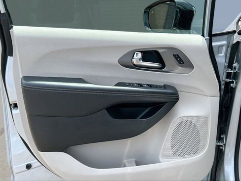 Used 2024 Chrysler Pacifica Touring-L FWD image 25