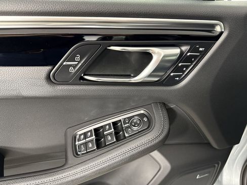 Certified 2024 Porsche Macan AWD/4WD image 33