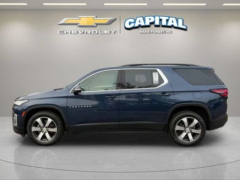 Used 2022 Chevrolet Traverse LT w/ LT Premium Package FWD image 2