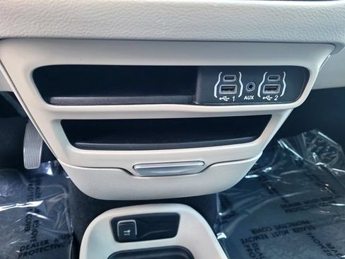 Used 2023 Chrysler Pacifica Touring-L FWD image 16