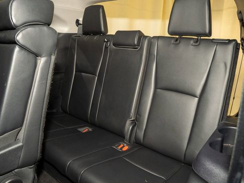 Used 2023 Toyota Highlander XLE image 5