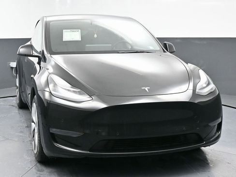 Used 2023 Tesla Model Y Long Range image 3