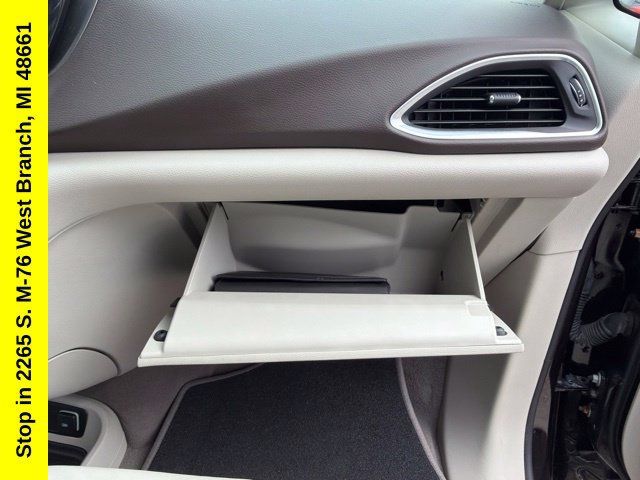 Used 2017 Chrysler Pacifica Touring-L Plus FWD image 34