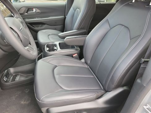 Used 2026 Chrysler Pacifica Select image 4