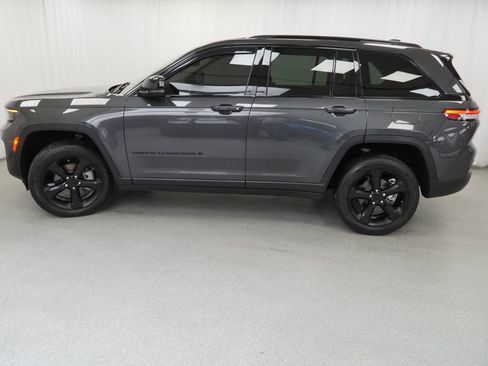 Certified 2023 Jeep Grand Cherokee Limited w/ Black Appearance Package image 15