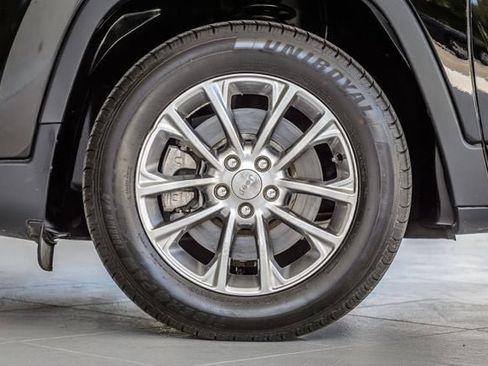 Used 2019 Jeep Cherokee Latitude Plus FWD image 12