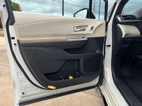 Used 2021 Toyota Sienna Limited image 11