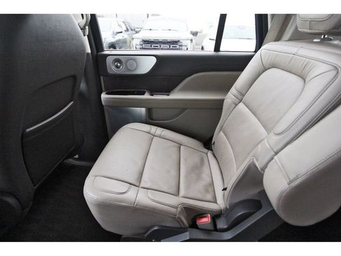 Used 2022 Lincoln Navigator Reserve AWD/4WD image 12