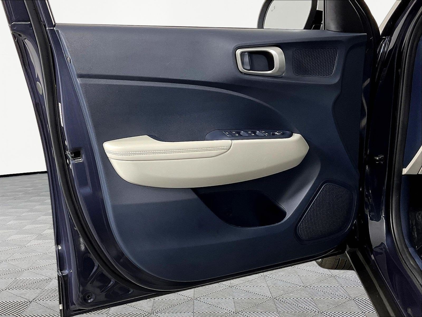 Used 2023 Hyundai Venue Limited FWD image 19