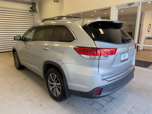 Used 2017 Toyota Highlander SE image 4
