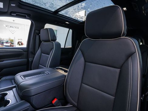 Used 2024 GMC Yukon SLT w/ SLT Premium Package image 13