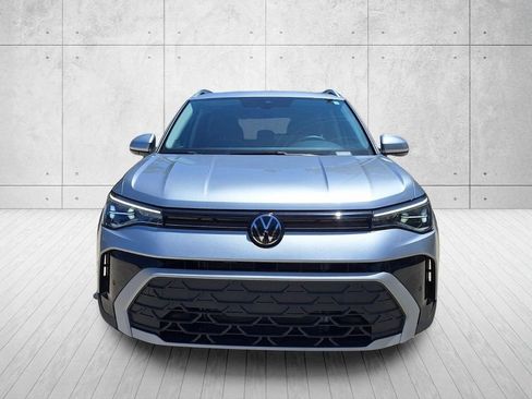 Certified 2025 Volkswagen Taos SE FWD image 2