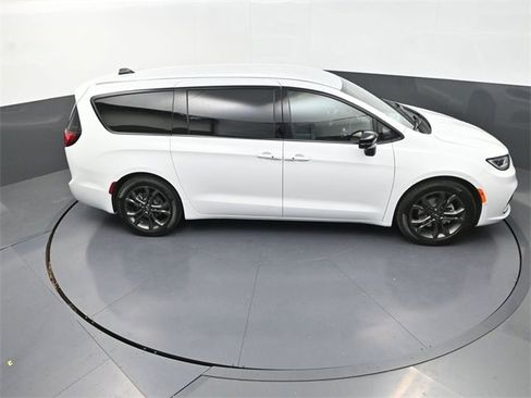 New 2026 Chrysler Pacifica Select image 16