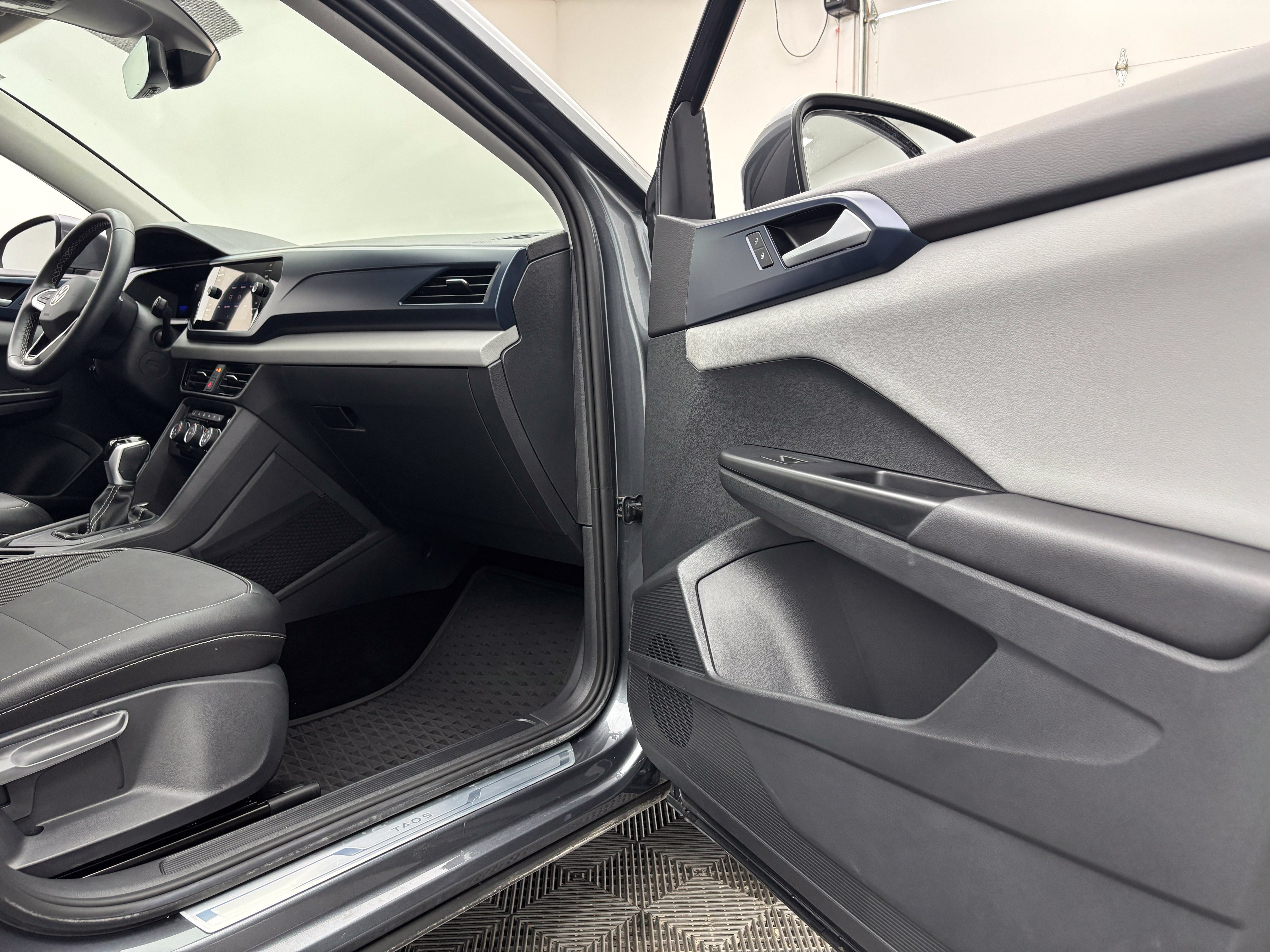 Used 2023 Volkswagen Taos SE w/ Panoramic Sunroof Package FWD image 29
