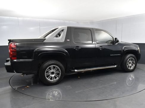 Used 2009 Chevrolet Avalanche LT w/ Suspension Package, Off-Road AWD/4WD image 2