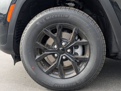 New 2026 Jeep Grand Cherokee Altitude image 4