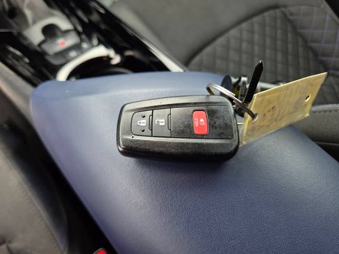 Used 2022 Toyota C-HR XLE FWD image 28